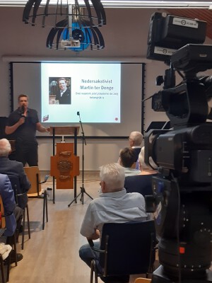 Foto van Nedersaksivist Martin ter Denge die een vurig pleidooi hield om de streektaal levend te houden
