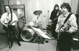 Foto van de band in de Commodore studio te Zelhem circa 1985. Fotograaf Henk Westerveld