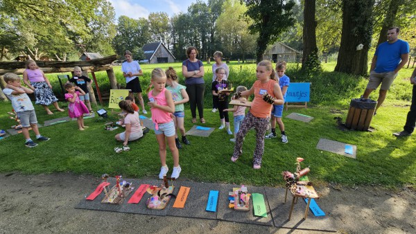 Foto van kinderen met kunstwarken