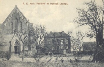 Foto van de R.K. kerk, pastorie en school te Drempt