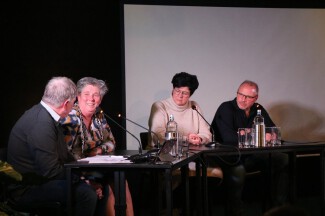 Foto van de tafel met agrarisch coach Monique te Kiefte, gastouder Irma Buunk en uitvaartverzorger Bert van Asselt, gemaakt door Henk Oltvoort