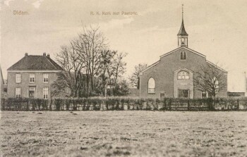 Foto van de R.K. kerk met pastorie te Didam