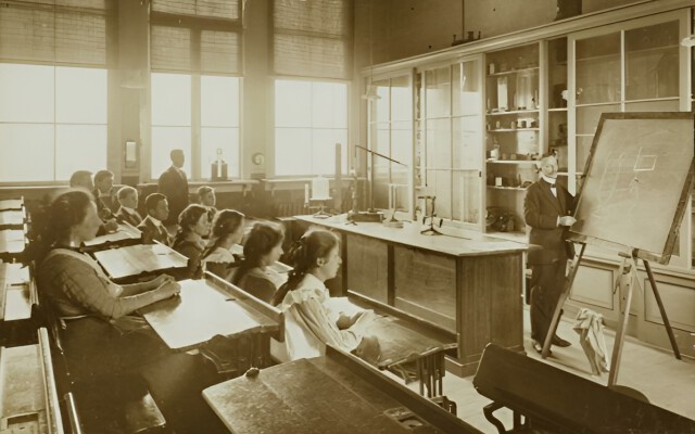 Foto van een lokaal voor natuurkundig onderwijs van de Groen van Prinstererkweekschool te Doetinchem circa 1913 Foto van een lokaal voor natuurkundig onderwijs van de Groen van Prinstererkweekschool te Doetinchem circa 1913