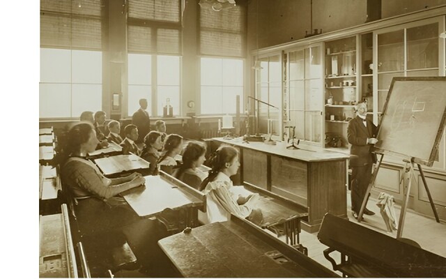 Foto 1095-1 2809, een lokaal voor natuurkundig onderwijs van de Groen van Prinstererkweekschool te Doetinchem, circa 1913. Bron: Staring Instituut Foto 1095-1 2809, een lokaal voor natuurkundig onderwijs van de Groen van Prinstererkweekschool te Doetinchem, circa 1913. Bron: Staring Instituut
