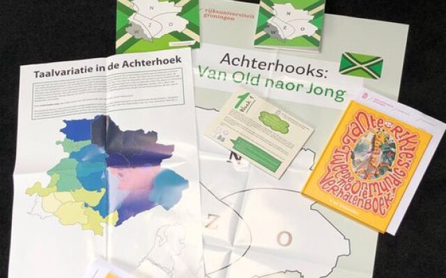 Afbeelding van lespakket Van old naor jong Achterhooks. Met lerarenhandleiding taalvariatiekaart en Tante Rikies voorleesboek. Afbeelding van lespakket Van old naor jong Achterhooks. Met lerarenhandleiding taalvariatiekaart en Tante Rikies voorleesboek.
