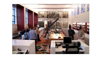 Foto van de studiezaal met de bibliotheek