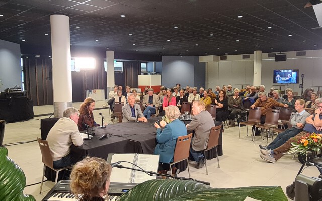 Foto van Frans Miggelbrink met zijn gasten aan tafel tijdens symposium streektaal in de zorg, november 2022 bij het Graafschap College in Doetinchem. Foto van Frans Miggelbrink met zijn gasten aan tafel tijdens symposium streektaal in de zorg, november 2022 bij het Graafschap College in Doetinchem.