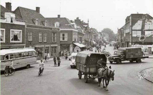 Foto van peerd en wagen in de drukte van t Simonsplein in Deutekem 12 april 1960. Bron ECAL Foto van peerd en wagen in de drukte van t Simonsplein in Deutekem 12 april 1960. Bron ECAL