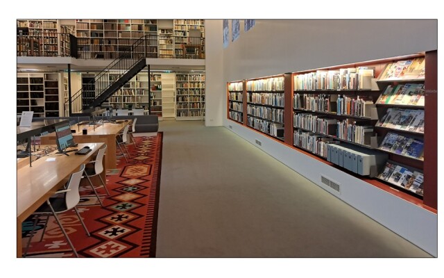 Foto met een deel van de bibliotheekcollectie in de studiezaal Foto met een deel van de bibliotheekcollectie in de studiezaal