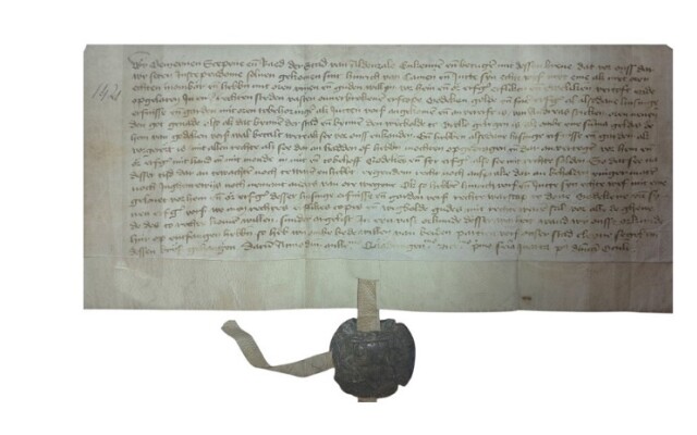 Foto van een willekeurige charter voorzien van een zegel Foto van een willekeurige charter voorzien van een zegel