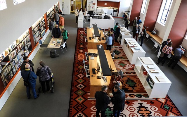 Foto van bezoekers die zich verdiepen in de aangeboden informatie op studiezaal Foto van bezoekers die zich verdiepen in de aangeboden informatie op studiezaal