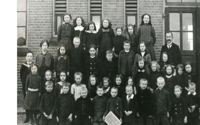 Foto 1095-28-489, een klas met meester Vermeulen en juffrouw Christien Wevers, dochter van het hoofd van de school in Beek (3e rij van onderen, 2e van links). Onderste rij, 4e van links: Henri Clerx (1908). Tweede rij van onderen, 7e van links: Lies Clerx Foto 1095-28-489, een klas met meester Vermeulen en juffrouw Christien Wevers, dochter van het hoofd van de school in Beek (3e rij van onderen, 2e van links). Onderste rij, 4e van links: Henri Clerx (1908). Tweede rij van onderen, 7e van links: Lies Clerx