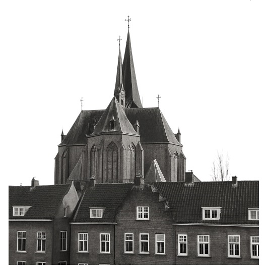 Foto van de rooms-katholieke Pancratiuskerk in ’s-Heerenberg. De foto toont het achteraanzicht van de kerk en is genomen vanaf de Wal. De kerk werd gebouwd in de periode 1895–1897 naar een ontwerp van een van de bekendste Nederlandse neogotische architect