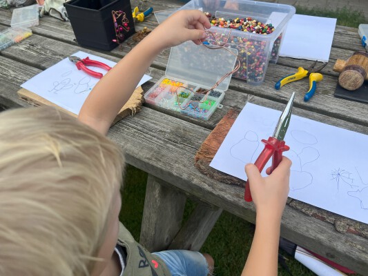 knutselen met koperdraad en kralen