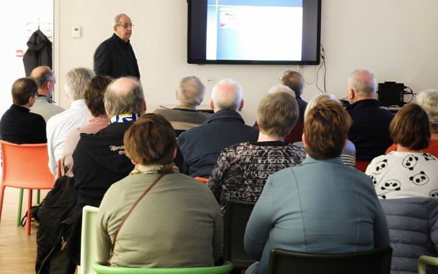 Foto van Jos Grimmelikhuizen tijdens zijn lezing over genealogie Foto van Jos Grimmelikhuizen tijdens zijn lezing over genealogie