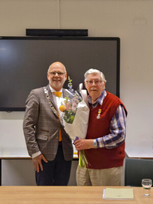 Burgemeester met Henk Lieftink na de uitreiking van de Koninklijke onderscheiding. Fotograaf Vivian Lammerse Foto van de burgemeester met Henk Lieftink na de uitreiking van de Koninklijke onderscheiding. Fotograaf: ECAL/Vivian Lammerse