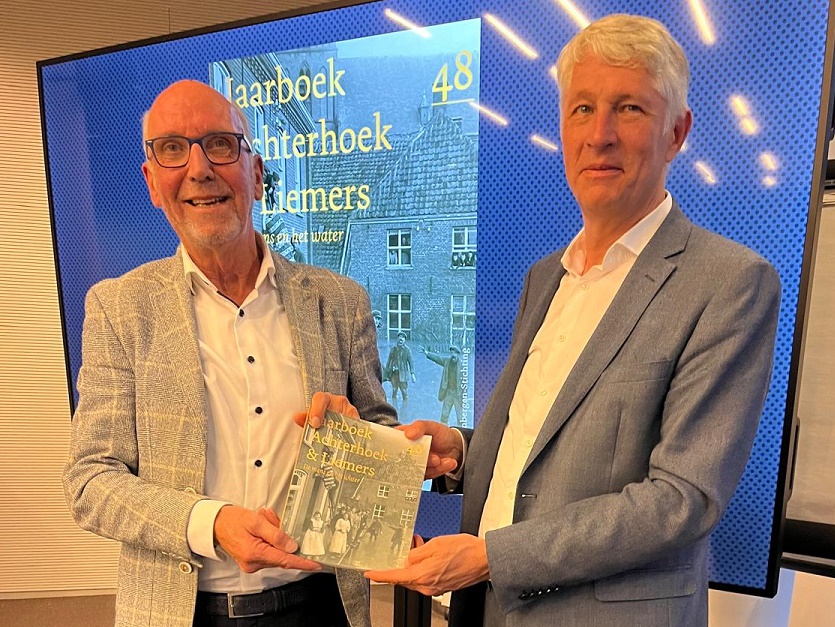 Foto van Henk Dijk en Hein Pieper met het nieuwe jaarboek nummer 48