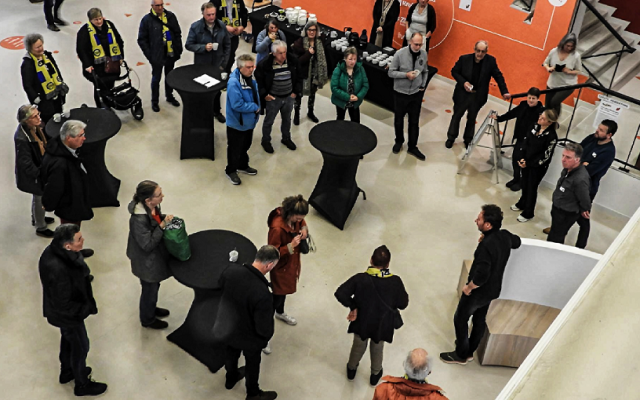 Foto van de Ridder van Gelre Rene Arendsen, die bezoekers verwelkomt Foto van de Ridder van Gelre Rene Arendsen, die bezoekers verwelkomt