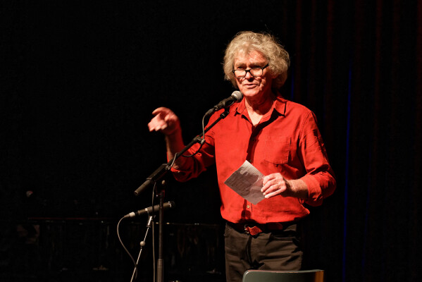 Hans Keuper tijdens zijn optreden op streektaalmuziekfestival Plat Gespöld 2023.