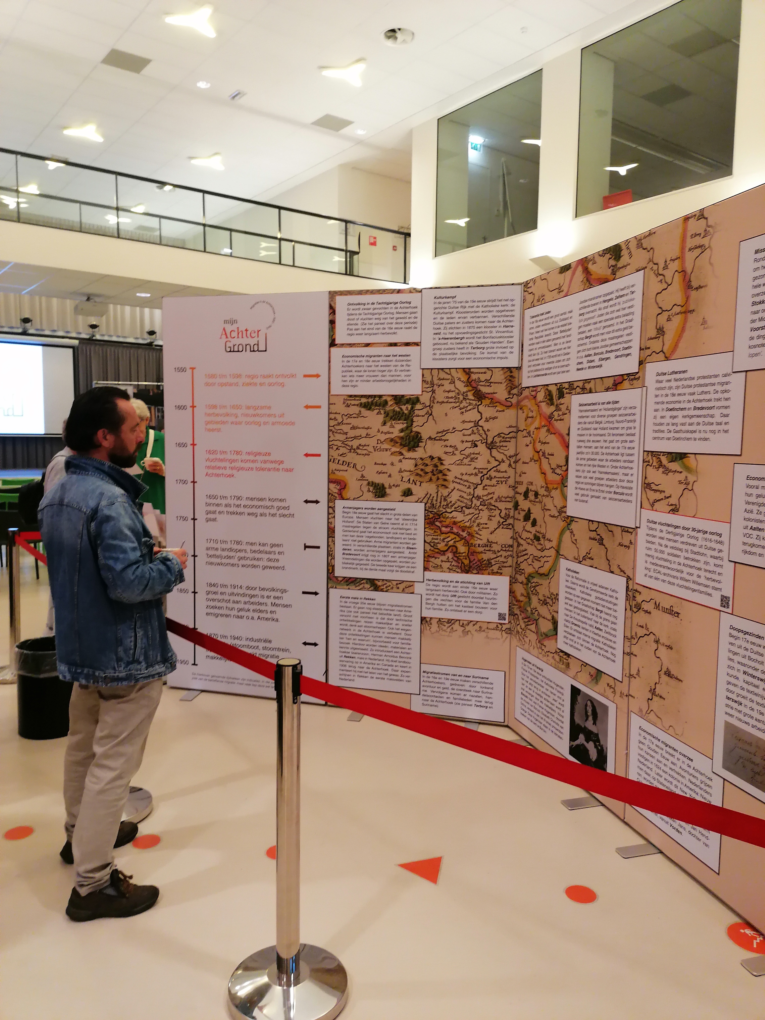 Foto van de opening van de tentoonstelling Migratie in de Achterhoek op 12 juli 2024 