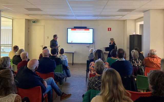 Foto van Willem Willemsen en Natalya Staring tijdens hun lezing over migratie Foto van Willem Willemsen en Natalya Staring tijdens hun lezing over migratie