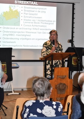 Foto van Marije Stomps waarop ze verteld wat het ECAL allemaal doet op streektaalgebied