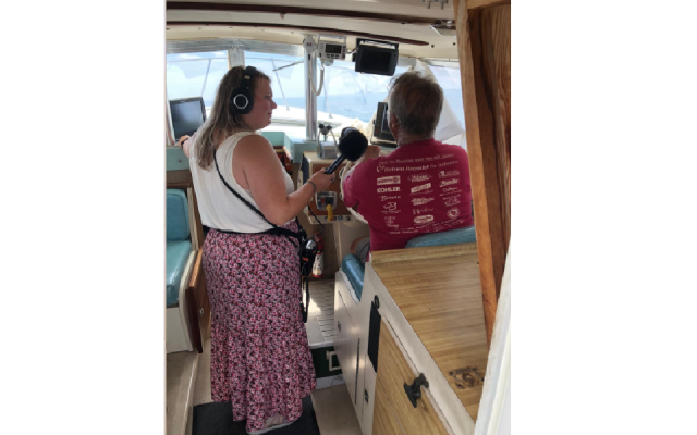 Foto van Joske Meerdink die een intervieuw afneemt Foto van Joske Meerdink die een intervieuw afneemt