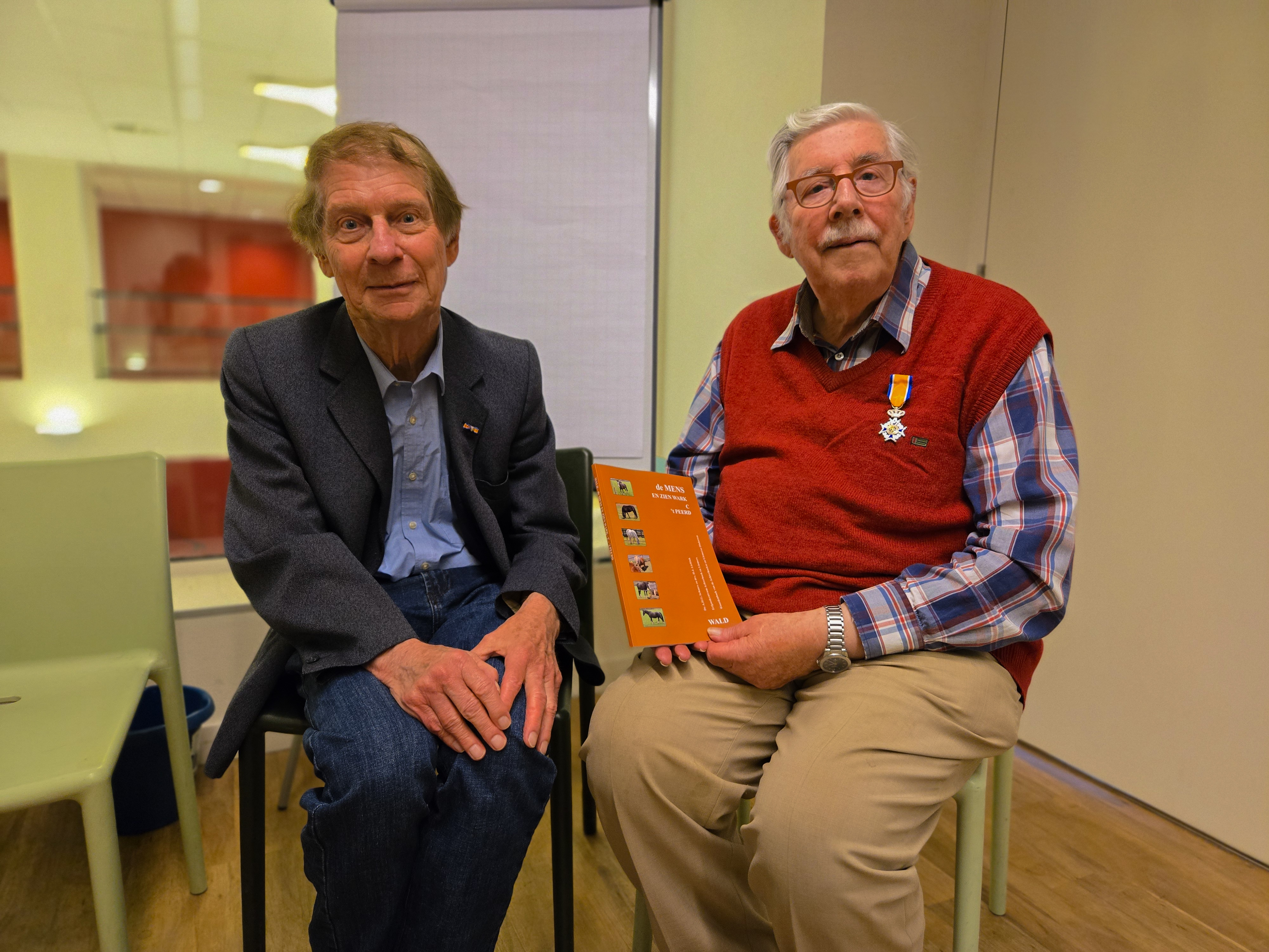 Foto van Lex Schaars en Henk Lieftink met het zojuist gepresenteerde WALD woordenboek t Peerd. Fotograaf: Ecal / Vivian Lammerse