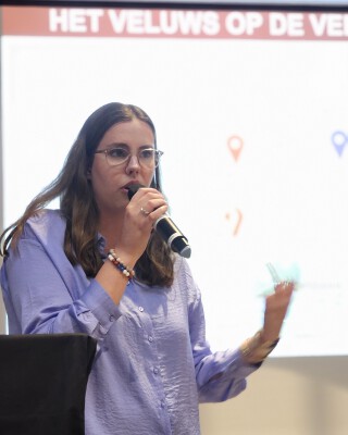 Susanne Braamburg onderzoekt hoe het is gesteld met de streektaal op de Veluwe. Foto van Susanne Braamburg die onderzoekt hoe het is gesteld met de streektaal op de Veluwe.