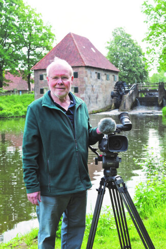 Foto van Ben Tragter aan de oever van de Berkel. Fotograaf Mees Dekker Oer 40 1