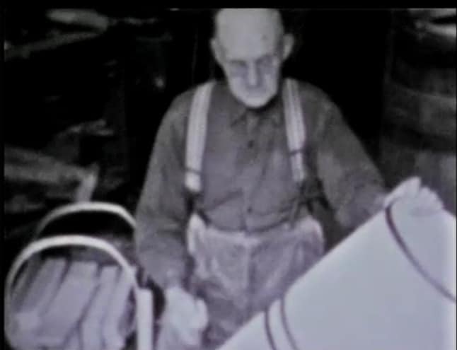 Foto van Hempie Nieuwenhuis in zijn werkplaats in Doetinchem