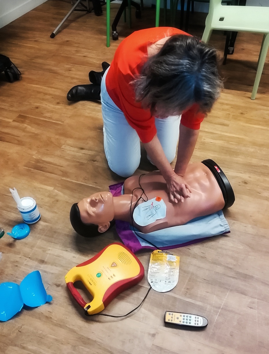 Fotocollage van de training BHV door medewerkers van het Erfgoedcentrum en de bibliotheek