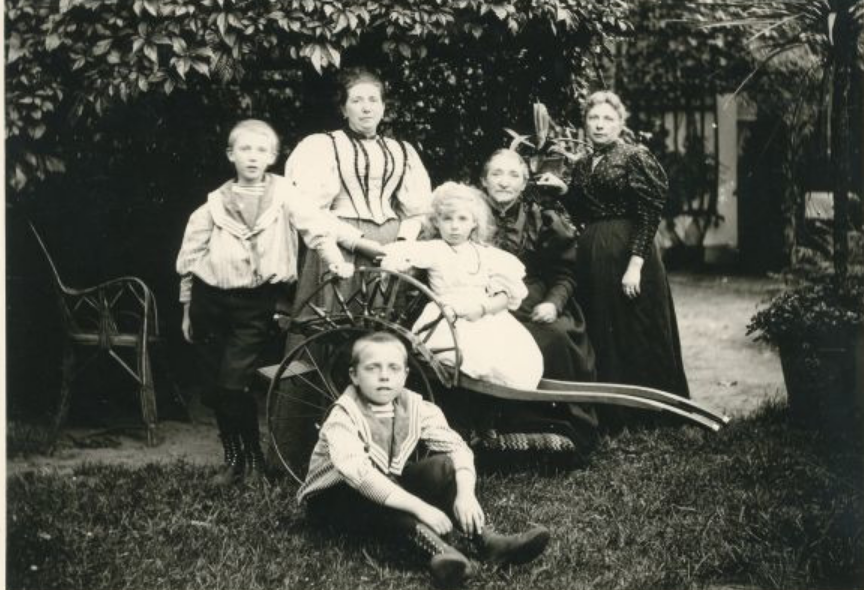 Foto van de Familie Schaars Jordaan bij het molenhuis van de watermolen gemaakt voor 1898 te Borculo