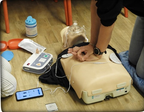 Foto van een reanimatie op een dummy tijdens de BHV cursus.