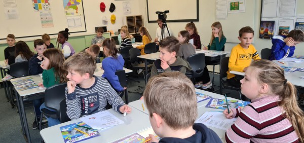 Foto van een groep leerlingen die wiesneusles krijgt