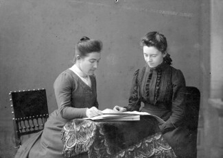 Foto van Francoise W.M. van der Borch met haar gouvernante in de periode 1910 1920