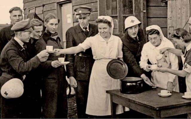 Foto van de Rode Kruisvrijwilligers bij het Rode Kruisgebouw op de ijsbaan in Zutphen. Midden met pet Anthony Eikelenboom geb. 1926 Bron Zeijlemaker Foto van de Rode Kruisvrijwilligers bij het Rode Kruisgebouw op de ijsbaan in Zutphen. Midden met pet Anthony Eikelenboom geb. 1926 Bron Zeijlemaker