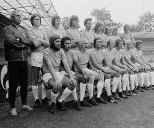 Het team van De Graafschap rond 1976