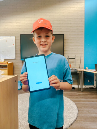 Foto van Prijswinnaar Pelle Rademakers van de Montessorischool De Pas in Doetinchem met de gewonnen prijs