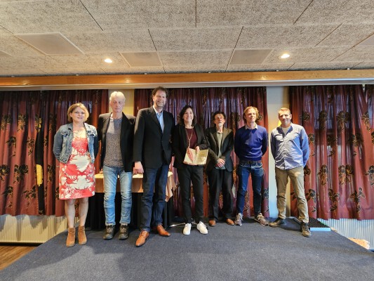 Foto van de genomineerde auteurs voor Beste Boek met rechts juryvoorzitter Gerwin Nijkamp